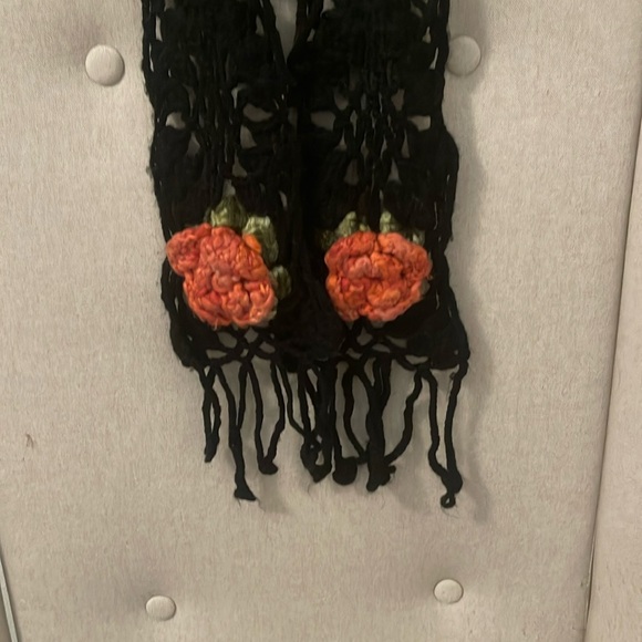 Vintage Hand Made Crochet Triangular Black Shawl/Scarf w Coral Flowers & Fringes - Picture 4 of 6